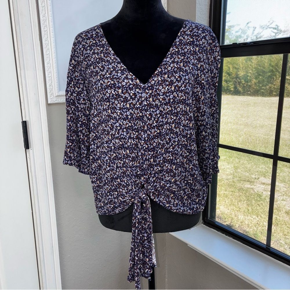LUQ Floral V-Neck Tie-Front Women's Top XL